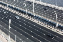 Autos tagsüber auf Autobahnbrücke — Stockfoto