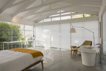 Modernes, minimalistisches Wohnvitrineninterieur Schlafzimmer mit gewölbter Decke — Stockfoto