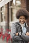 Glückliche junge Frau lächelt auf der Straße der Stadt — Stockfoto