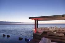 Cabana e piscina infinita com vista para o oceano — Fotografia de Stock