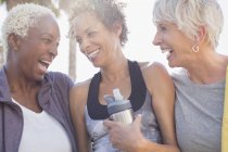 Многорасовые пожилые женщины, смеющиеся в спортивной одежде — стоковое фото