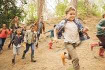Дети, бегающие в лесу днем — стоковое фото