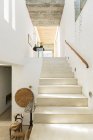 Treppe in rustikalem Haus — Stockfoto