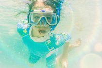 Retrato menina snorkeling subaquático — Fotografia de Stock