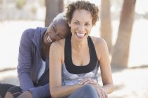 Feliz africano americano pareja riendo al aire libre - foto de stock