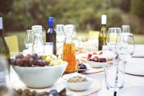 Set table at party outdoors — Stock Photo