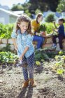 Mädchen schaufelt Dreck in Garten — Stockfoto