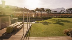 Солнечный дворик и двор с видом на горы — стоковое фото