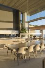 Sonniges, modernes, luxuriöses Haus präsentiert Interieur-Esszimmer — Stockfoto