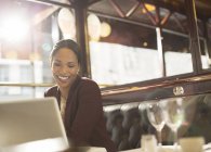 Молода чорна бізнес-леді працює в ресторані — стокове фото