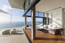 Modernes Wohnzimmer und Balkon — Stockfoto