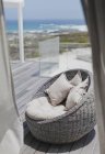 Korbstuhl mit Kissen uxury modernes Haus — Stockfoto