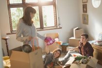Young friend roommates unpacking in apartment — Stock Photo