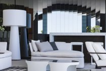 Sofa und Spiegel im modernen Wohnzimmer — Stockfoto