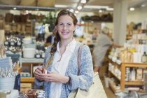 Porträt selbstbewusste Frau beim Einkaufen im Geschäft — Stockfoto
