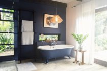 Badewanne und Leuchte im modernen Badezimmer — Stockfoto