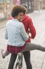 Casal andar de bicicleta juntos na rua da cidade — Fotografia de Stock