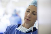 Жінка-хірург засинає в лікарні — стокове фото