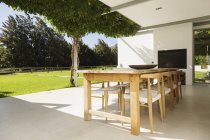 Tisch und Stühle auf der luxuriösen Terrasse — Stockfoto