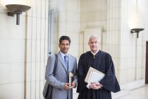 Richter und Anwalt gemeinsam im Gerichtsgebäude — Stockfoto