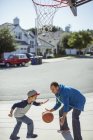 Pai e filho jogando basquete na entrada — Fotografia de Stock