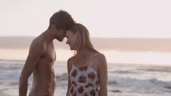 Affectueux jeune couple sur la plage — Photo de stock