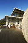 Maison de luxe moderne et patio sous un ciel bleu ensoleillé — Photo de stock