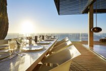 Terrasse mit Tisch und Stühlen im modernen Luxus-Haus — Stockfoto