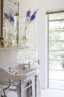 Lavello e specchio nel bagno moderno — Foto stock