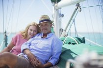 Paar sitzt an Deck eines Segelbootes — Stockfoto