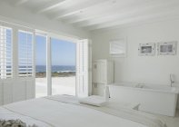 Chambre à coucher à la maison moderne de luxe — Photo de stock