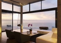 Salon moderne donnant sur l'océan — Photo de stock