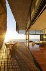Modernes Luxus-Haus gegen Meerwasser — Stockfoto