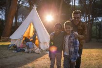 Students and teacher smiling at campsite — Stock Photo