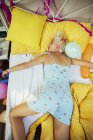 Блондинка спить на ліжку після вечірки — стокове фото