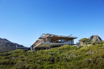 Сучасний екстер'єр розкішного будинку під сонячним блакитним небом — стокове фото