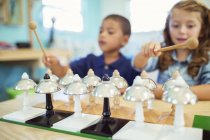 Schüler spielen Glocken im Unterricht — Stockfoto