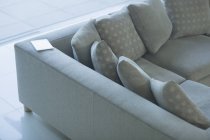 Comprimido digital no sofá seccional — Fotografia de Stock