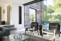 Sessel und Couchtisch im modernen Wohnzimmer — Stockfoto
