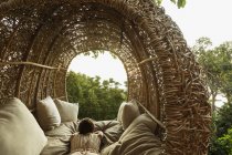 Femme couchée dans la maison des arbres de nid — Photo de stock