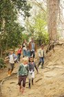 Schüler und Lehrer spazieren im Wald — Stockfoto