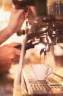 Закрыть бариста с помощью кофеварки в кафе — стоковое фото