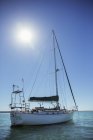Barca a vela in acqua nella giornata di sole — Foto stock