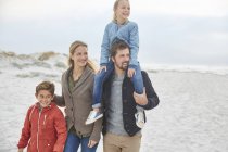 Passeggiate in famiglia sulla spiaggia invernale insieme — Foto stock