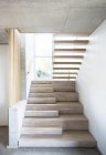 Современная лестница в роскошном доме — стоковое фото