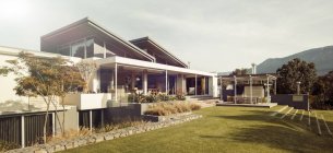 Moderna casa di lusso contro l'erba verde — Foto stock