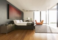 Teppich und Malerei im modernen Schlafzimmer — Stockfoto
