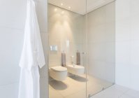 Вид на современную ванную комнату — стоковое фото