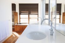 Раковины, прилавки и зеркала в современной ванной комнате — стоковое фото