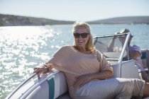 Mulher mais velha sentada em barco na água — Fotografia de Stock